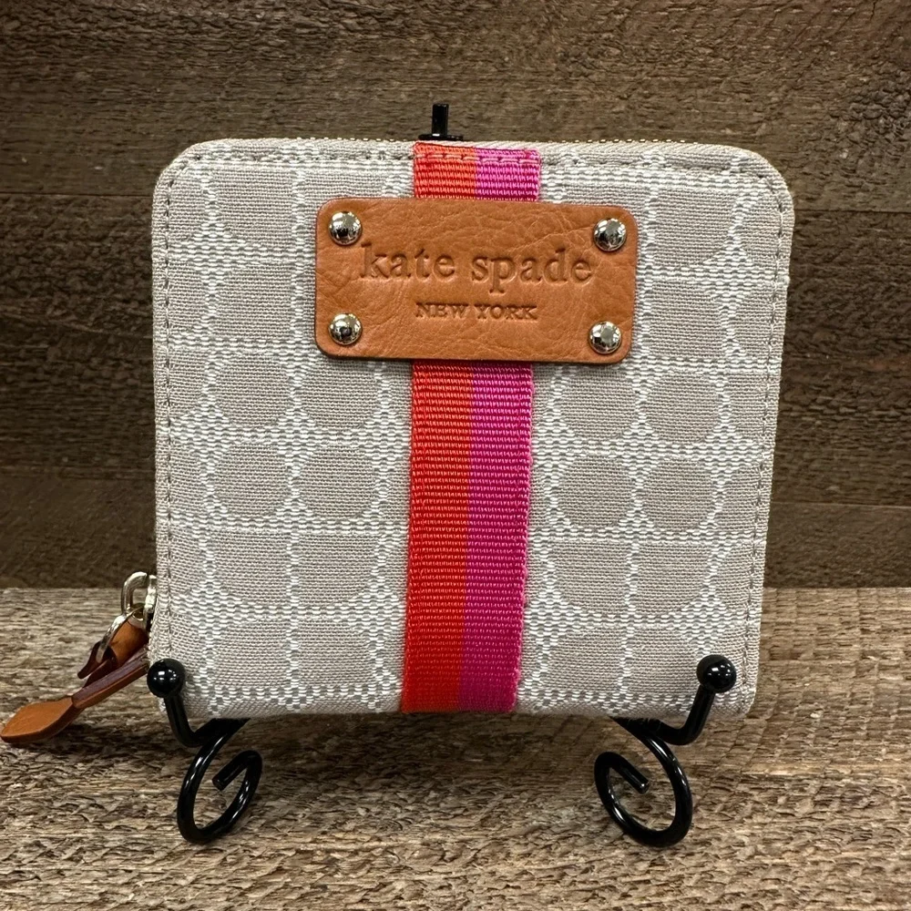 Kate Spade New York Barrett Zip Wallet – Classic Noel Stucco with Stripe